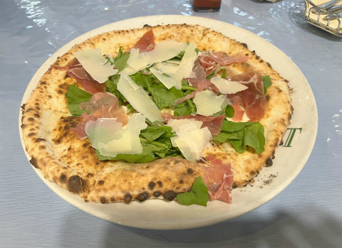 千葉県松戸市松戸新田にあるイタリアンのお店「Bakery Italian Restaurant MACARONI MARKRT ベーカリーイタリアンレストラン マカロニ市場 松戸店」生ハムとルッコラのピッツア