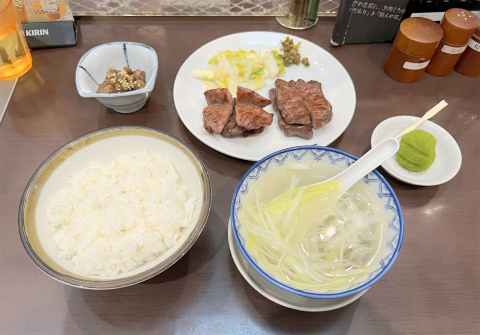 埼玉県越谷市レイクタウン3丁目にある牛タン専門店「牛たん炭焼 利久 イオンレイクタウン店」牛タン 4枚8切