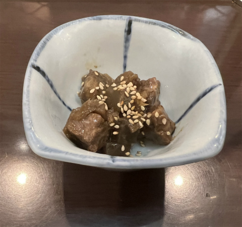 埼玉県越谷市レイクタウン3丁目にある牛タン専門店「牛たん炭焼 利久 イオンレイクタウン店」牛タン定食の小鉢(たんの佃煮)