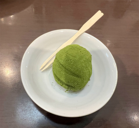 埼玉県越谷市レイクタウン3丁目にある牛タン専門店「牛たん炭焼 利久 イオンレイクタウン店」牛タン定食の季節の和菓子(伊達茶クリーム大福)