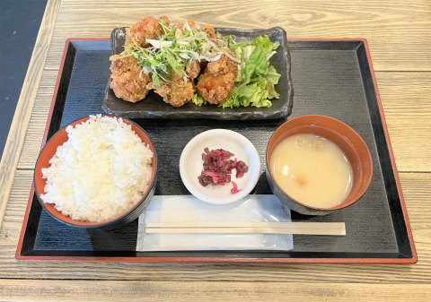 神奈川県横浜市鶴見区鶴見中央4丁目にある「水炊き・焼き鳥 とりいちず酒場 鶴見東口店」選べる唐揚げ定食(5個)