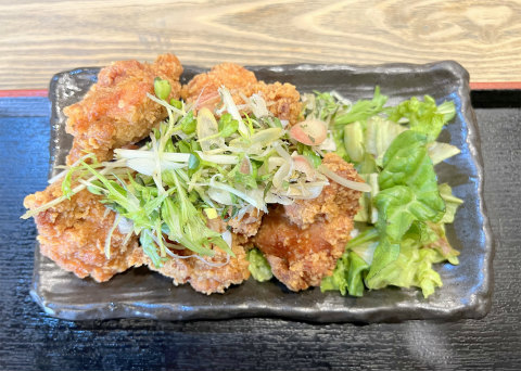 神奈川県横浜市鶴見区鶴見中央4丁目にある「水炊き・焼き鳥 とりいちず酒場 鶴見東口店」唐揚げ(5個) ネギ塩ダレ