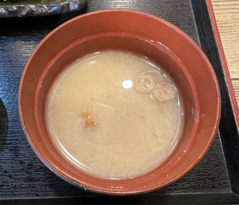 神奈川県横浜市鶴見区鶴見中央4丁目にある「水炊き・焼き鳥 とりいちず酒場 鶴見東口店」選べる唐揚げ定食の味噌汁