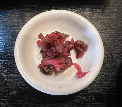 神奈川県横浜市鶴見区鶴見中央4丁目にある「水炊き・焼き鳥 とりいちず酒場 鶴見東口店」選べる唐揚げ定食のお新香