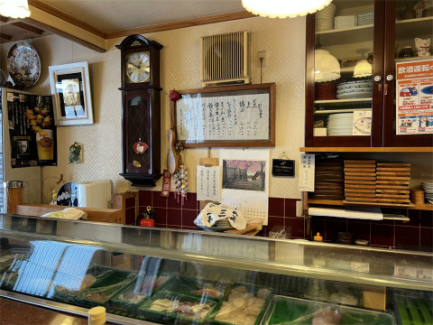 東京都町田市森野6丁目にある鮨店「江戸前鮨一」店内