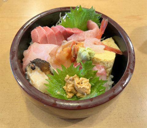 東京都町田市森野6丁目にある鮨店「江戸前鮨一」特上ちらし