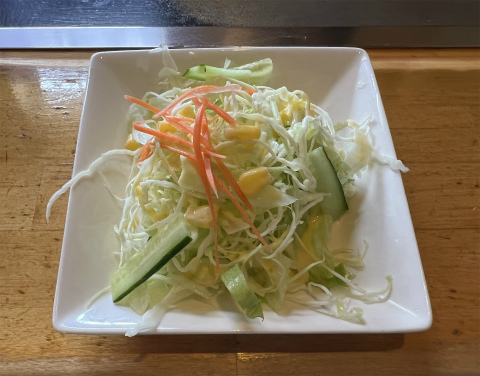 茨城県かすみがうら市下稲吉にある「お好み焼 鉄板焼 KURAUDO 蔵人」ランチサラダ