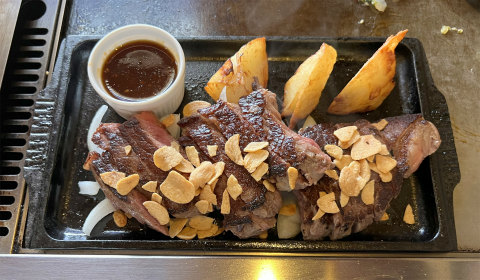 茨城県かすみがうら市下稲吉にある「お好み焼 鉄板焼 KURAUDO 蔵人」牛ステーキ