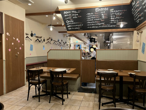 東京都練馬区練馬1丁目にある「ビストロ コックオーヴァン」店内