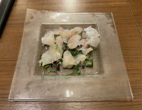 東京都練馬区練馬1丁目にある「ビストロ コックオーヴァン」本日の鮮魚(真鯛)のカルパッチョ