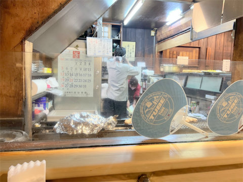 神奈川県横浜市中区常盤町5丁目にある焼鳥店「焼とり専門店 半どん」店内