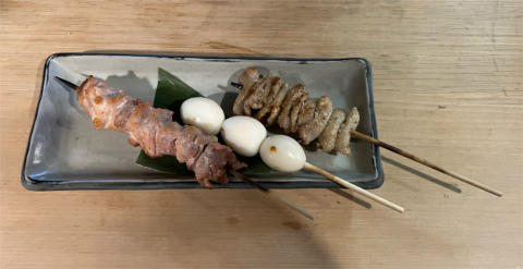 神奈川県横浜市中区常盤町5丁目にある焼鳥店「焼とり専門店 半どん」焼鳥(大山地鶏もも串、たまご串、皮)