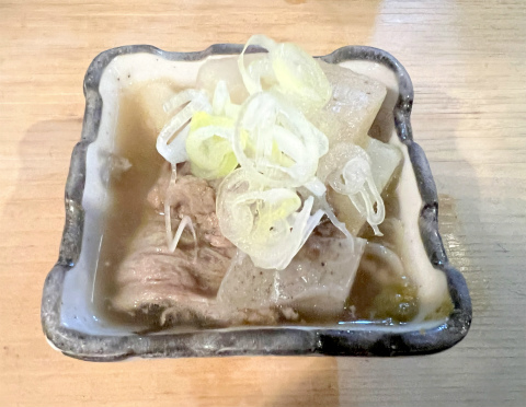神奈川県横浜市中区常盤町5丁目にある焼鳥店「焼とり専門店 半どん」牛すじ煮込み