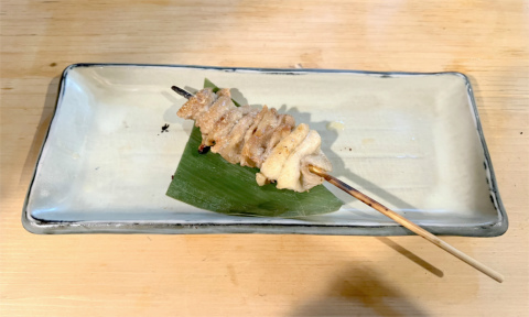 神奈川県横浜市中区常盤町5丁目にある焼鳥店「焼とり専門店 半どん」焼鳥(皮)