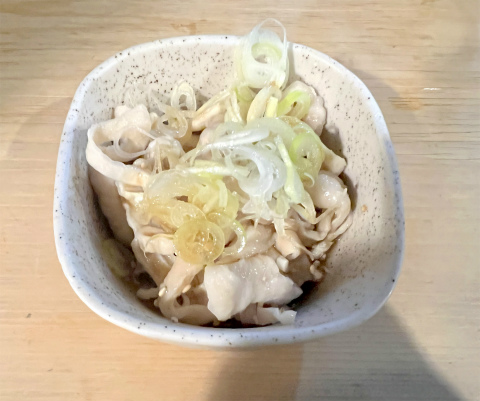 神奈川県横浜市中区常盤町5丁目にある焼鳥店「焼とり専門店 半どん」鶏皮ポンズ