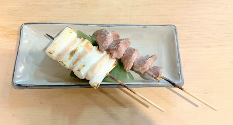 神奈川県横浜市中区常盤町5丁目にある焼鳥店「焼とり専門店 半どん」焼鳥(ねぎま、砂肝)