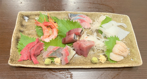 東京都墨田区八広1丁目にある居酒屋「旬味酒処 越後」本日の刺身盛り(2人前)