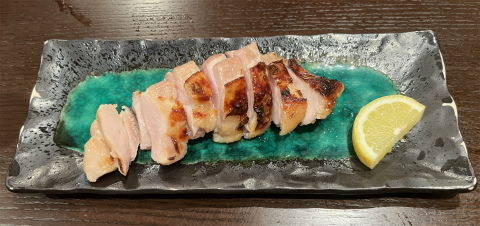 東京都墨田区八広1丁目にある居酒屋「旬味酒処 越後」博多みなもと鶏モモ塩麹焼
