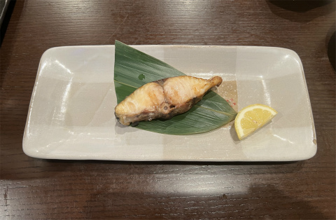 東京都墨田区八広1丁目にある居酒屋「旬味酒処 越後」本さわら塩焼
