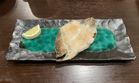 東京都墨田区八広1丁目にある居酒屋「旬味酒処 越後」三陸なめたかれい塩焼
