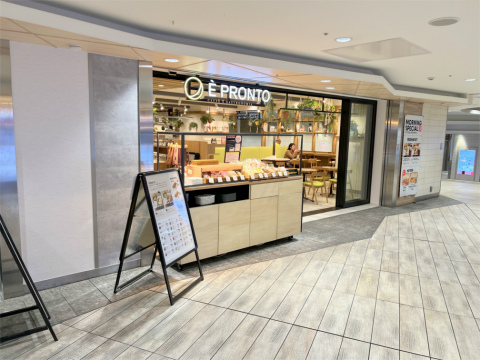 神奈川県厚木市泉町にあるカフェ「È PRONTO (エ プロント)本厚木ミロードイースト店」外観