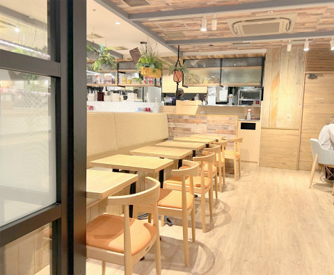 神奈川県厚木市泉町にあるカフェ「È PRONTO (エ プロント)本厚木ミロードイースト店」店内