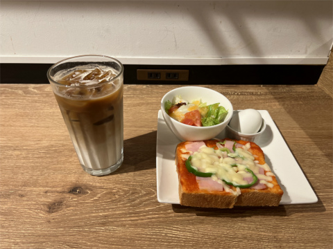 神奈川県厚木市泉町にあるカフェ「È PRONTO (エ プロント)本厚木ミロードイースト店」モーニングセットB(ドリンクはアイスカフェラテ(L)サイズ)