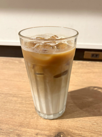 神奈川県厚木市泉町にあるカフェ「È PRONTO (エ プロント)本厚木ミロードイースト店」アイスカフェラテ(L)サイズ