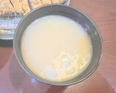 東京都台東区浅草1丁目にあるとんかつ専門店「とんかつ割烹 だんき」ヒレカツ定食の味噌汁