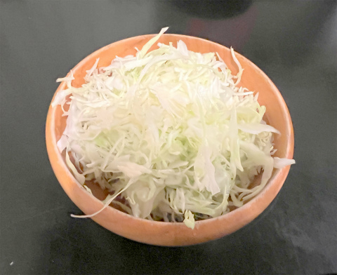 東京都文京区本郷2丁目にある居酒屋「ねぎま三ぞう 本郷三丁目店」お通しのキャベツ