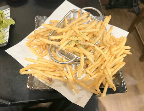 東京都文京区本郷2丁目にある居酒屋「ねぎま三ぞう 本郷三丁目店」店仕込み大人のフライドポテト