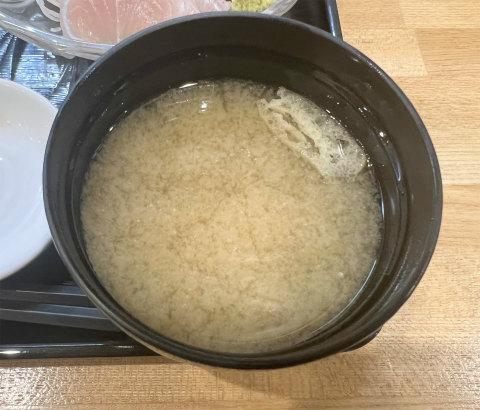 神奈川県横浜市神奈川区浦島町にある海鮮料理のお店「魚河岸料理 浩然の氣」本日の刺身定食の味噌汁