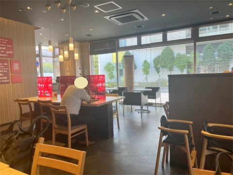 神奈川県横浜市神奈川区新町にあるハンバーガーショップ「LOTTERIA ロッテリア 京急神奈川新町店」