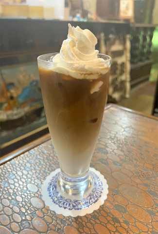 東京都足立区梅島1丁目にある喫茶店「珈琲 茶居留都 (コーヒー チャイルド)」アイスオーレ(ミルク)