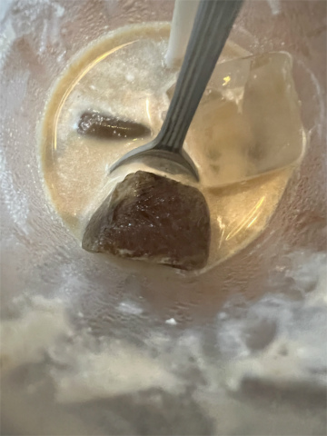 東京都足立区梅島1丁目にある喫茶店「珈琲 茶居留都 (コーヒー チャイルド)」アイスオーレ(ミルク)の氷