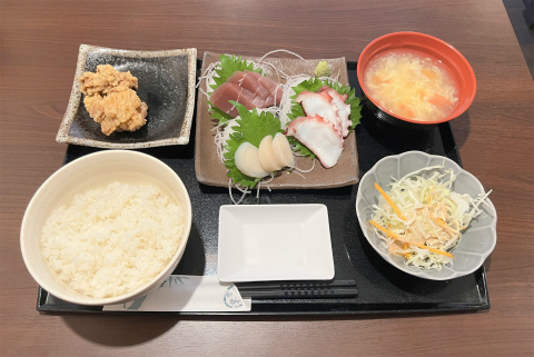 神奈川県横浜市神奈川区浦島町にある居酒屋「誠 ちょい呑み酒場」お姿造りの三種盛り+唐揚げ2ケのランチ定食
