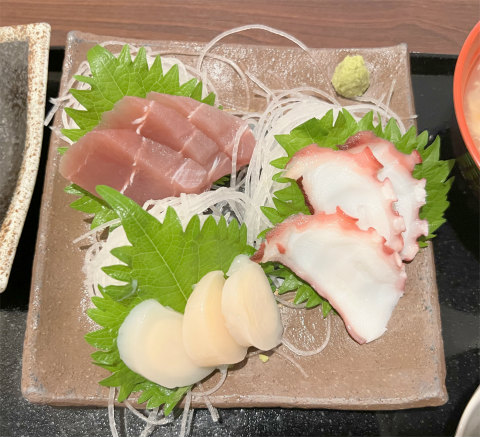 神奈川県横浜市神奈川区浦島町にある居酒屋「誠 ちょい呑み酒場」お姿造りの三種盛り