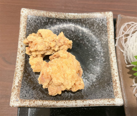 神奈川県横浜市神奈川区浦島町にある居酒屋「誠 ちょい呑み酒場」唐揚げ2ケ