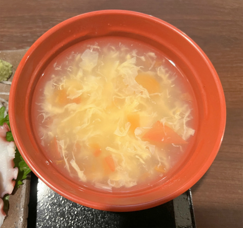 神奈川県横浜市神奈川区浦島町にある居酒屋「誠 ちょい呑み酒場」ランチ定食のスープ