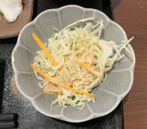 神奈川県横浜市神奈川区浦島町にある居酒屋「誠 ちょい呑み酒場」ランチ定食のサラダ