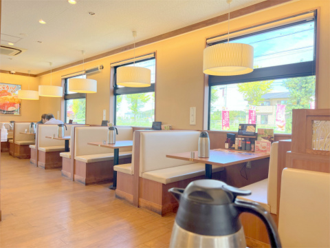 茨城県龍ケ崎市馴柴町にあるとんかつ店「ごはん処 かつ庵 竜ヶ崎店」店内