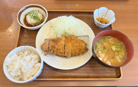 茨城県龍ケ崎市馴柴町にあるとんかつ店「ごはん処 かつ庵 竜ヶ崎店」熟成黒豚ロースおろしかつ定食