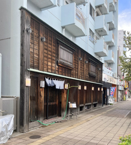 神奈川県横浜市神奈川区浦島町にあるうどん、そばのお店「関内 扇庵」店舗外観