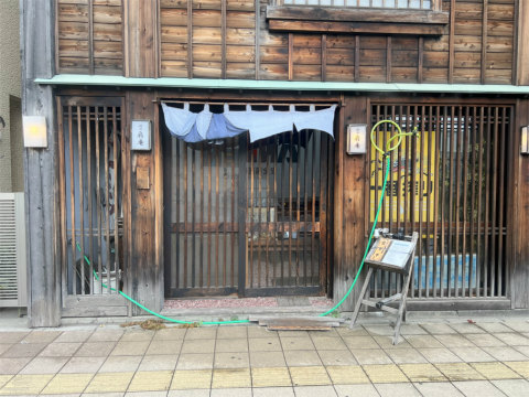 神奈川県横浜市神奈川区浦島町にあるうどん、そばのお店「関内 扇庵」店舗外観