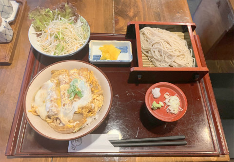 神奈川県横浜市神奈川区浦島町にあるうどん、そばのお店「関内 扇庵」かつ丼セット