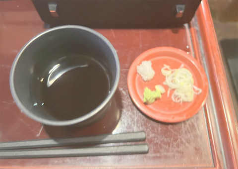 神奈川県横浜市神奈川区浦島町にあるうどん、そばのお店「関内 扇庵」セットの蕎麦つゆ