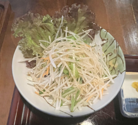 神奈川県横浜市神奈川区浦島町にあるうどん、そばのお店「関内 扇庵」セットのサラダ