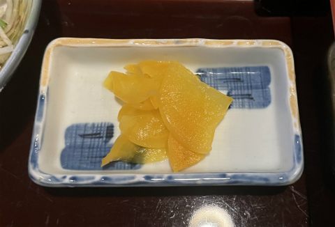 神奈川県横浜市神奈川区浦島町にあるうどん、そばのお店「関内 扇庵」セットの漬物