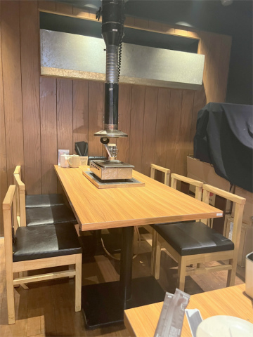 東京都新宿区歌舞伎町1丁目にある焼肉店「和牛焼肉食べ放題 肉屋の台所 新宿店」店内