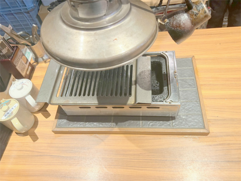 東京都新宿区歌舞伎町1丁目にある焼肉店「和牛焼肉食べ放題 肉屋の台所 新宿店」七輪